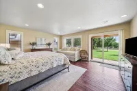 Community Pool, Fishing Ponds, Hot Tub, 2 King 2 Queen+Beds Single Story