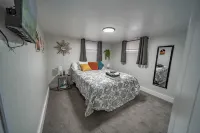 Guest Favorite! Hot Tub, Huge Kitchen, Fenced Yard, Firepit, & BBQ in Great Area