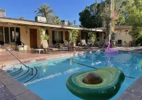 Villa A- 2bed/2bath with kitchen, dining&living rooms, in downtown Palm Springs!