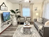 Coastal Charm meets Farmhouse living in a cozy single-family. 8 min to Mayo. - บังกะโล