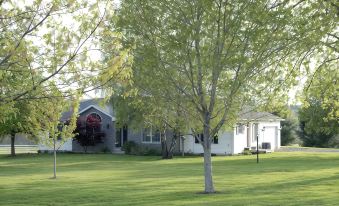 Between Geneva & Canandaigua- Large Yard, Firepit, Sleeps 13