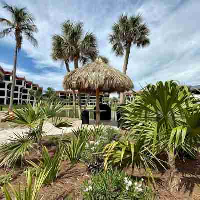 Completely renovated one bedroom on the beach, 65' Samsung TV tennis, pool. Hotel Exterior