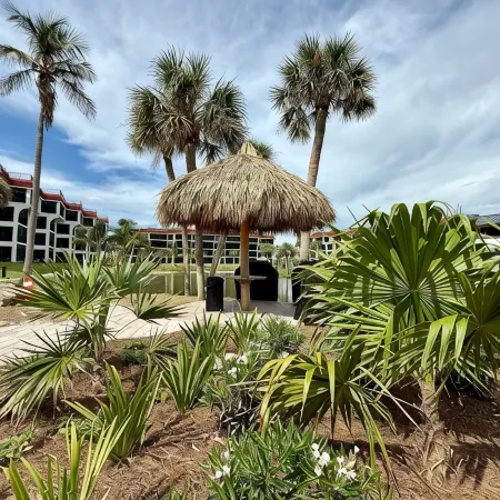 Completely renovated one bedroom on the beach, 65' Samsung TV tennis, pool.