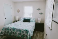 Steps to the Beach! Renovated 2021! Hot Tub! Minutes to Grocery Stores & Dining! - Balcony