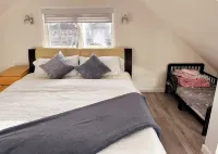 4 big bedrooms 2bathroom with tub and shower6mins to airport 20mins to downtown - 방갈로