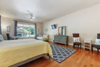 Luxury Estate–Pool, Pool House, Theater, Game Room, Putting Green–Steps to Beach - Wifi