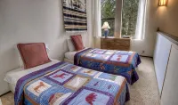 Kingswood Cornerview 4 Bedroom Home by RedAwning - parking