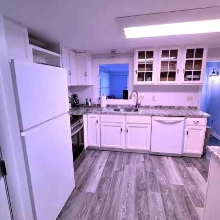 Cozy Ocean Breeze Retreat in a serene beach community in Groton, CT. Отели в г. Гротон