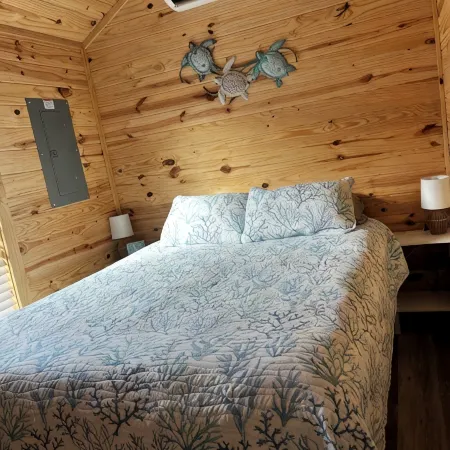 Cozy pet friendly 2-bedroom cabin in tranquil Steinhatchee