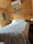 Cozy pet friendly 2-bedroom cabin in tranquil Steinhatchee