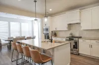 Spacious 5-bedroom townhome with WiFi and AC in Pleasant Washington- sleeps 17! - 4 ดาว