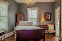 The Camelia Room - Private studio w/ Ensuite Bath in Historic Downtown Home - Wifi