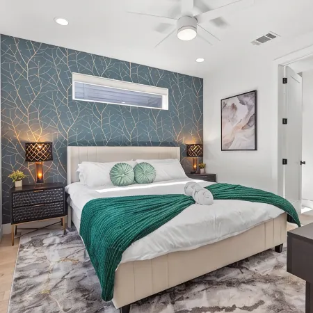 Downtown ATX - Luxury Pool - Putting Green - 85inch TV