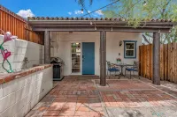 Cozy Casita with Private Courtyard - 1.3 Miles to Uofa / 3.5 Miles to Downtown - Apartments