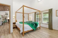 Sea Cow Retreat - Near Springs + Porch, Covered Deck & Fire Pit - 3성급