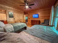Mountain Hideaway - Hot Tub, Fire Pit, Close to Town - 4-Sterne