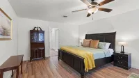 Honey Dreams on Lake McQueeney.  Within minutes to tons of local attractions! - 4-Star