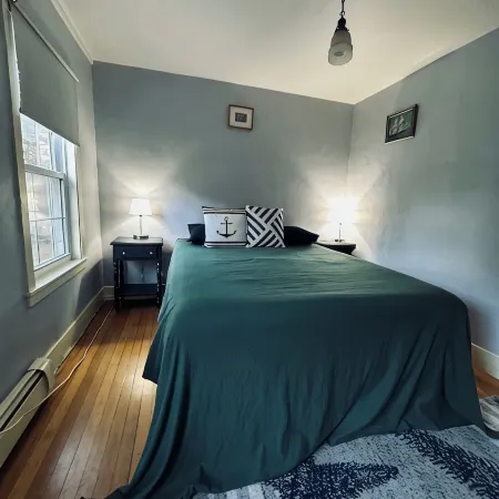 Captain's 2Br. Authenticity. Value, Near Everything. Yard. Treehouse. No Fees. Hotels in Bath