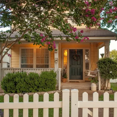 Family Pet Friendly 3-Bedroom Vintage Inspired House in Kyle - Plum Creek Отели в г. Кайл