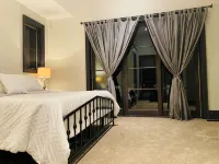 Blue Mountain Chalet w/ Hot Tub • 5 Min to Village & Skiing • Near Georgian Bay - chambre d’hôtes