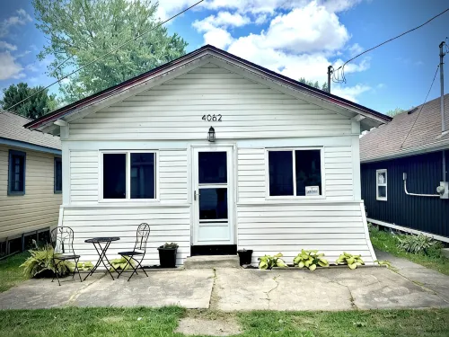 Charming Century-Old  Beach House – Perfect for Families & Travelers!