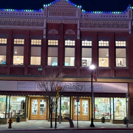 Stunning Loft in historic downtown Brigham City - Perfect for a getaway Отели в г. Бокс Элдер Каунти