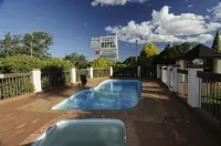 McNevins Warwick Motel - Pools