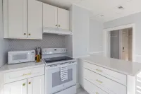 Bright & Stylish Coastal Retreat in Marblehead Historic Center w Parking! - Wi-Fi