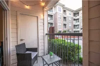 This is Houston- Peaceful Poolside - Very close to NRG, Med Ctr, Downtown - Condos