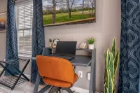 King Suite Condo - Golf Course View! - ブティック