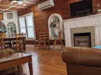 Charming, unique 3-bedroom house in Junction with AC, WiFi, Pet Friendly - 2-Star
