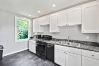 Adorable West Side Cottage with Onsite Laundry, Free Parking