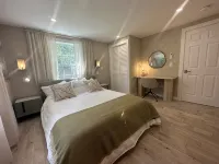 Luxury 3/2, Wheelchair Access, Hot Tub+Lift, Yard, Fireplace Walk to Lighthouse
