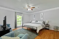 Luxury Brooks Retreat – 7BR 9BA, WiFi, Chef's Kitchen, Workspace, Outdoor Oasis!