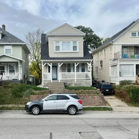 1890's Craftsman Home  5BR 4BA, Sleeps 16+   w 6 TVs.