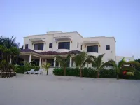 Spacious Beachside Villa with Gourmet Cook, Pool, WiFi – Large Sandy Clean Beach - Villas