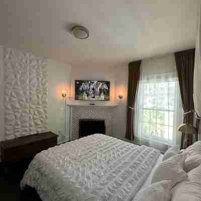 Perfect for family/corporate, Strategic location, 2mi Yale, 2.8 mi Airport, Rooms
