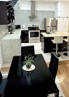 Posh 2BR/2BA King Bed! Free Parking! 30 Min to NYC - Apartments