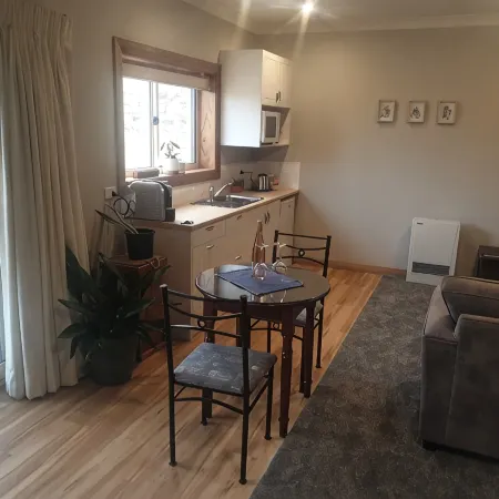 Entire Self Contained Suite, OffGrid Eco Farm Stay