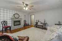 Lovely Home in the Heart of Springfield - Bungalows