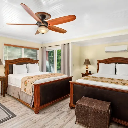 3 Bedrooms with Baths, Air Conditioning and Heated Pool Near Grand Hyatt.
