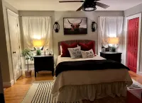 Cody's Downtown Den - DOWNTOWN - New listing & Pets Welcomed! - ブティック