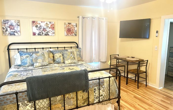 Historic Hilltop Guesthouse - Charming studio/cottage one block from downtown