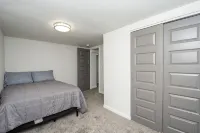 Stylish Home a Block Away from Entertainment -  Privatzimmer