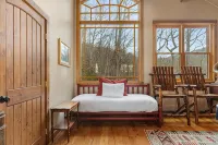 Hot Tub, Fireplaces, Game Room, Rustic Elegance, Private, 10 Miles to Avl. - 샬레 호텔