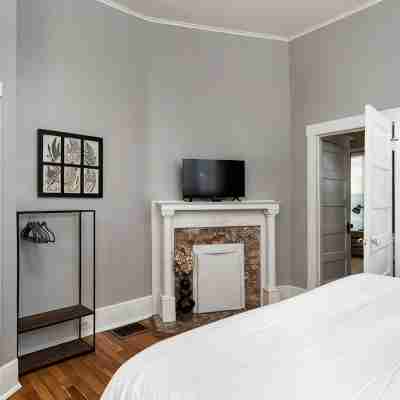 Turn of the Century Charm! Rooms