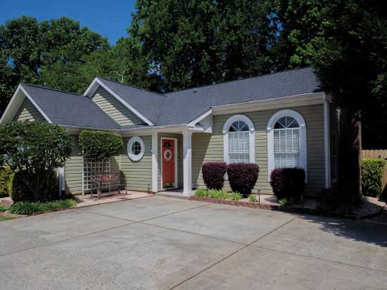 Few Mins to Ballantyne-Pet Friendly-1 Level Home-Private Plunge Pool in Backyard