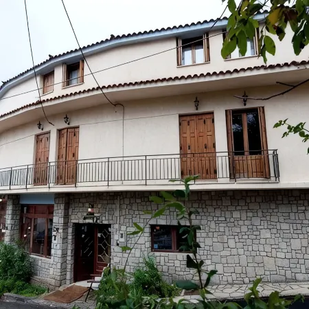 To Balkoni Tis Agorianis