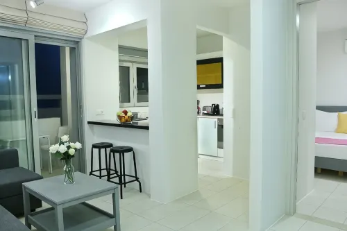 Vivian Art Apartments - balcón