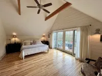 SPACIOUS Mountain Retreat with HOT TUB, Fire Pit & Hiking Trails - Gym